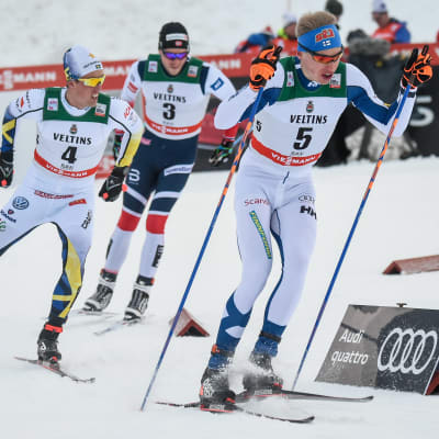 Iivo Niskanen drar en klunga i Ruka