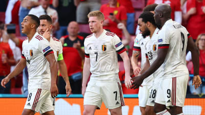 Belgiens fotbollsherrar firar ett mål i matchen mot Danmark.