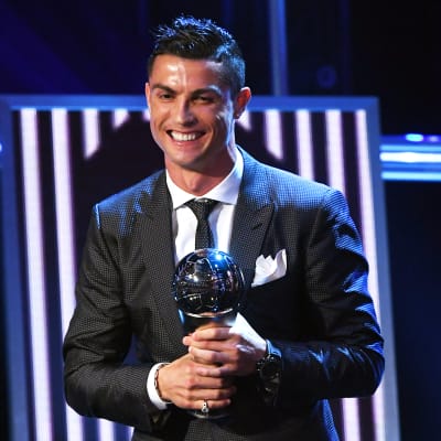 Cristiano Ronaldo tar emot sitt pris.