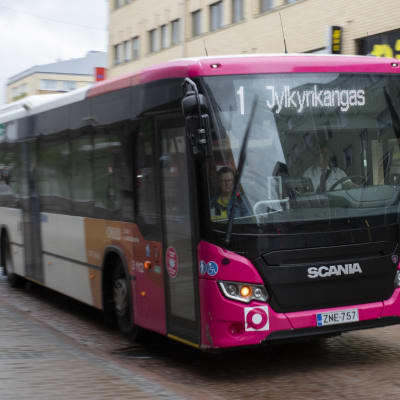 Oulun Taksipalvelun linja-auto Oulussa.