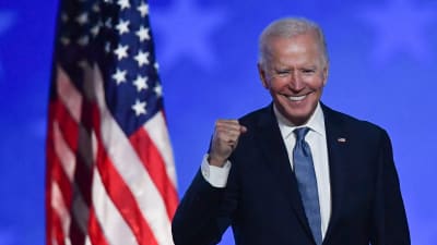 Joe Biden gör en segergest.