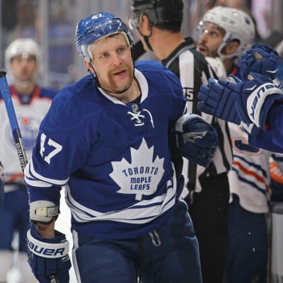 Leo Komarov firar mål.