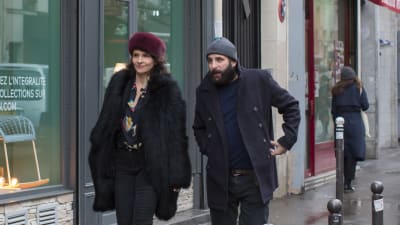 Juliette Binoche och Vincent Macaine promenerar i ett kyligt Paris.