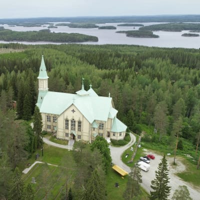 Ilmakuva Heinäveden kirkosta kesäkuussa 2019.