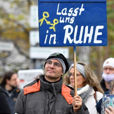Protester i berlin mot coronarestriktioner