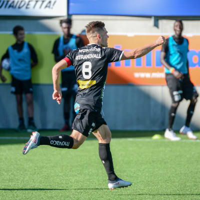 Sebastian Strandvall firar mål.