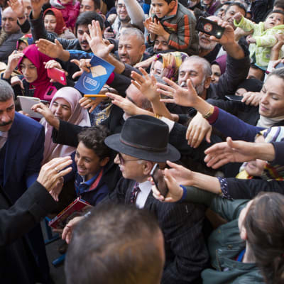 Turkiets president Recep Tayyip Erdoğan träffar anhängare efter att ha röstat 1.11.2015.