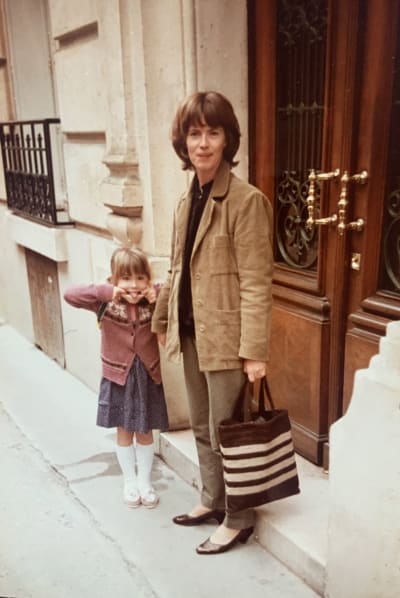 Marit Korkman ja Julia Korkman 1980-luvulla Pariisissa.