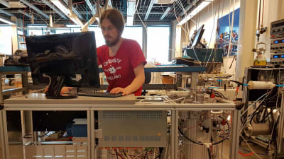 Jyri Mikkola arbetar i ett laboratorium i Helsingfors universitet.