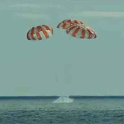 Här landar rymdkapseln Orion i Stilla havet klockan 19.40 finsk tid den 11 december 2022.