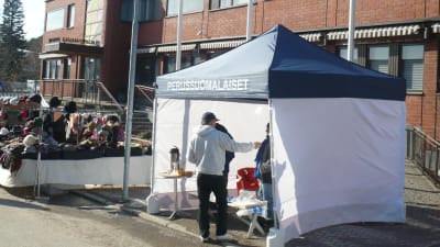 Sannfinländska valarbetare i ett tält.