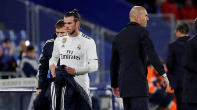 Gareth Bale och Zinedine Zidane tittar åt olika håll.