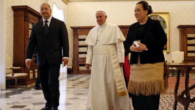 Tongas kung Tupou VI längst till vänster på besök i Vatikanen.