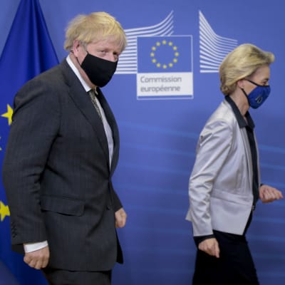 Ursula von der Leyen och Boris Johnson passerar en EU-flagga i kommissionsbyggnaden i Bryssel.