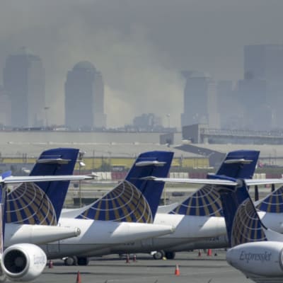 Kommersiella flygplan står stilla på grund av terrorattackerna i New York den 11 september 2001.