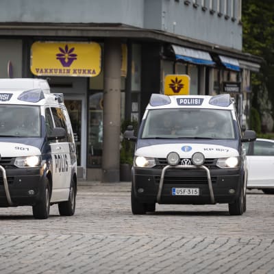 Kaksi poliisiautoa Kokkolan Isokadulla. 