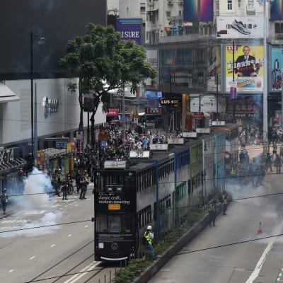 Kravallpoliser i Hongkong använde tårgas för att skingra tusentals demonstranter i stadskärnan. 
