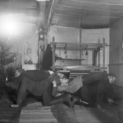 Fyra män leker "tämja stutar", som är en slags dragkamp. Bilden är tagen 1935 i Bromarf.