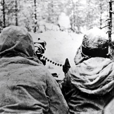 Suomalaisia lumipukuisia sotilaita konekivääriasemassa rintamalla, Laatokan Karjalassa etulinjassa.