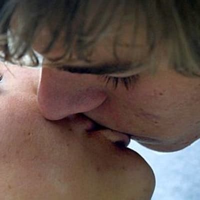 mies ja nainen suutelevat