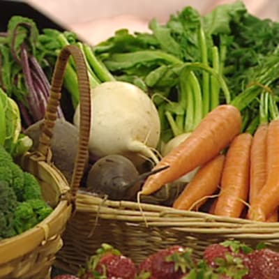 Kukkakaali, parsakaali, punajuuria, nauriita, porkkanoita, perunoita ja mansikoita esillä koreissa.