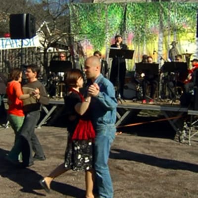 Vallilassa Helsingissä vietettiin vapputansseja Vallilan tango -orkesterin viemänä.