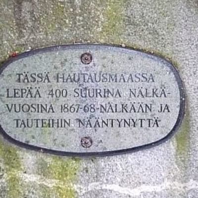 Nälkävuosina kuolleiden muistomerkki Hämeenlinnan vanhalla haustausmaalla