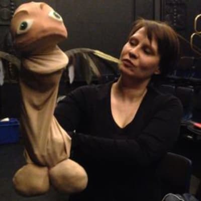 Penis-nukke näyttelijän kädessä