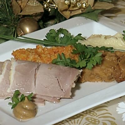 Perinteistä jouluruokaa lautasella