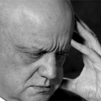 Sibelius käsi ohimollaan.