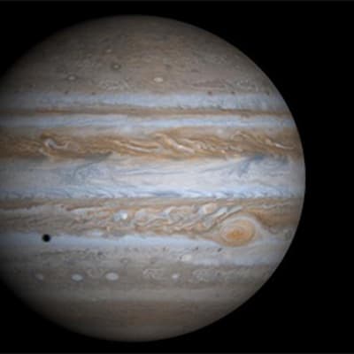 Neljästä Nasan Cassini-luotaimen joulukuussa 2000 ottamasta kuvasta koottu kuva Jupiterista. Kameran kuva-ala ei riitä ottamaan kuvaa koko planeetasta kerralla. Jupiterin Europa-kuu heittää varjon planeetan pinnalle.