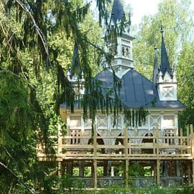 Aulangon Metsälammen rannalla oleva paviljonki ränsistyi ennen keväällä 2010 alkanutta kunnostusta
