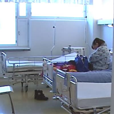 Potilas sairaalahuoneessa Oulun yliopistollisessa sairaalassa.