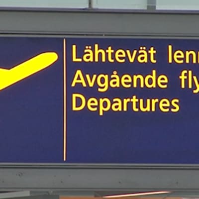 Kyltti Helsinki-Vantaan lentoasemalla, jossa nousevan lentokoneen symboli sekä teksti Lähtevät lennot suomeksi, ruotsiksi ja englanniksi.