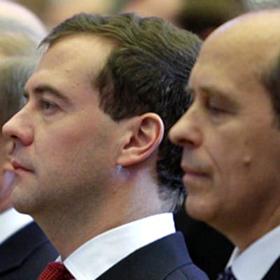 FSB:n johtaja Alexander Bortnikov (oik.) seisoi rintarinnan presidentti Medvedevin ja pääministeri Putinin kanssa turvallisuuspalvelun juhlatilaisuudessa joulukuussa 2009.