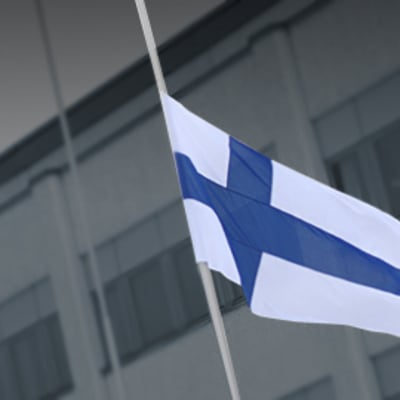 Suomen lippu puolitangossa.