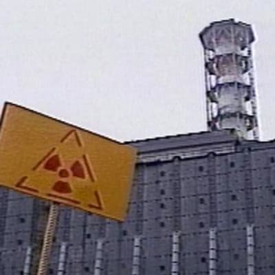 Tshernobylin voimala ja säteilyvaaran merkki