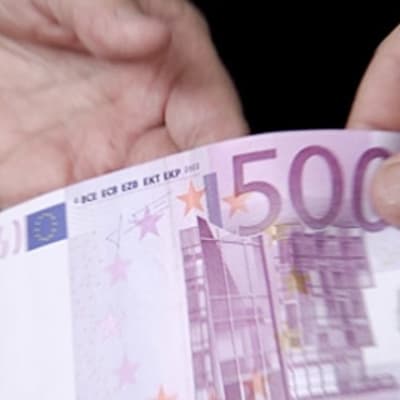 Viidensadan euron seteli siirtyy kädestä toiseen