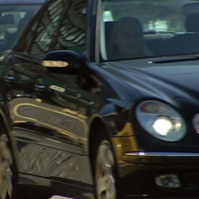 Wolkswagenin ja Mercedes-Bentzin henkilöautot liikenteessä kesällä.