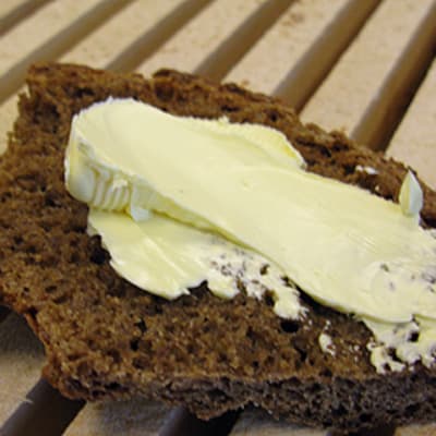 Margariinia ruisleivän päällä.