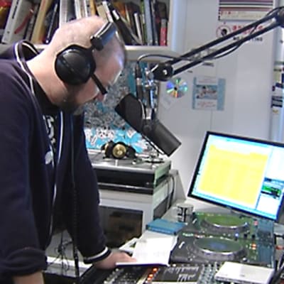 Njassa juontaa Radio Helsingin studiossa