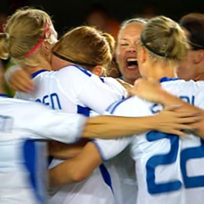 Suomen pelaajat halaavat maalin jälkeen naisten jalkapallon EM-kisoissa.