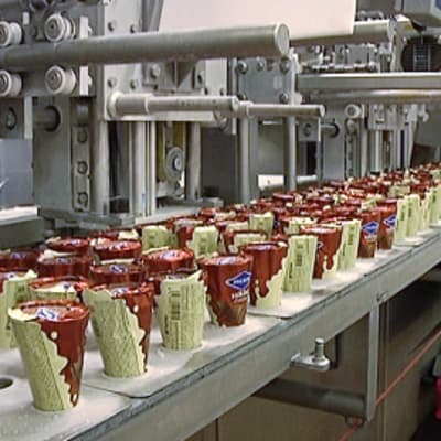 Ingmanin jäätelöitä valmistetaan tehtaassa.