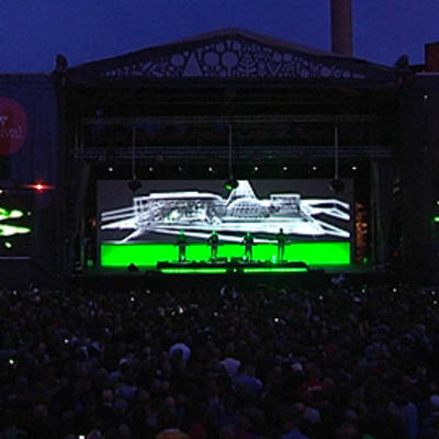 Flow-festivaalien ison päälavan vieressä on vielä kaksi videoscreeniä.