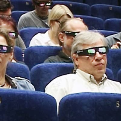 Elokuvateatterin yleisöä 3D-lasit päässä.