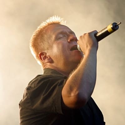 Rock-muusikko Olli Lindholm esiintyy. 
