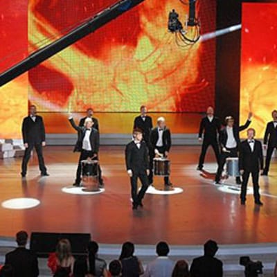 Seminaarinmäen Mieslaulajat esiintyvät Kiinan televisiossa.