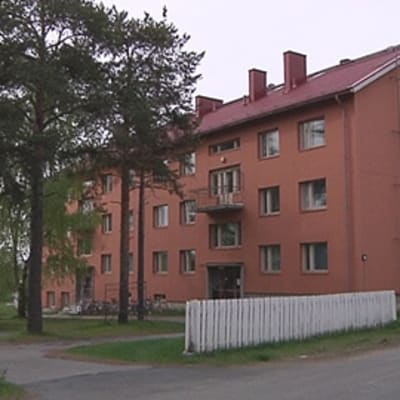 Tyhjillään oleva vuokratalo Kemin Reservikomppaniankadulla.