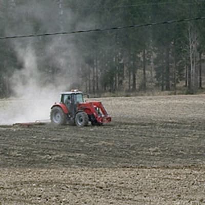 Traktori pellolla