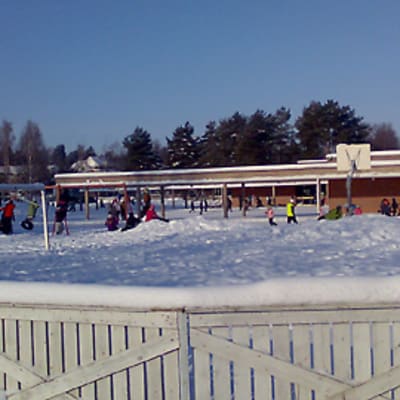 Kuvassa Torkinmäen koulun pihalta, lapsia välitunnilla.
